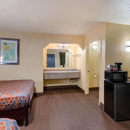 Rodeway Inn & Suites East New Orleans Exterior photo