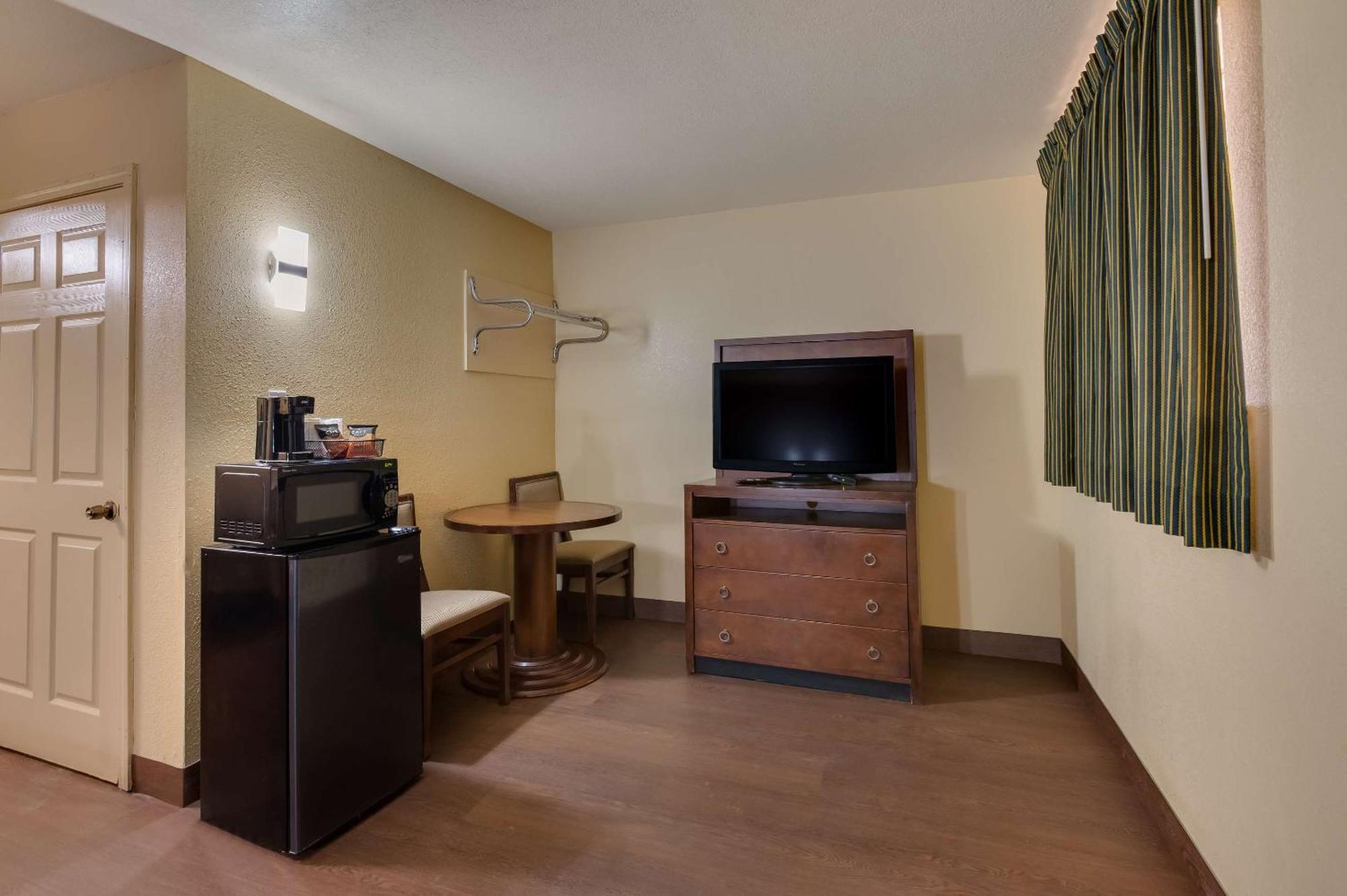Rodeway Inn & Suites East New Orleans Exterior photo