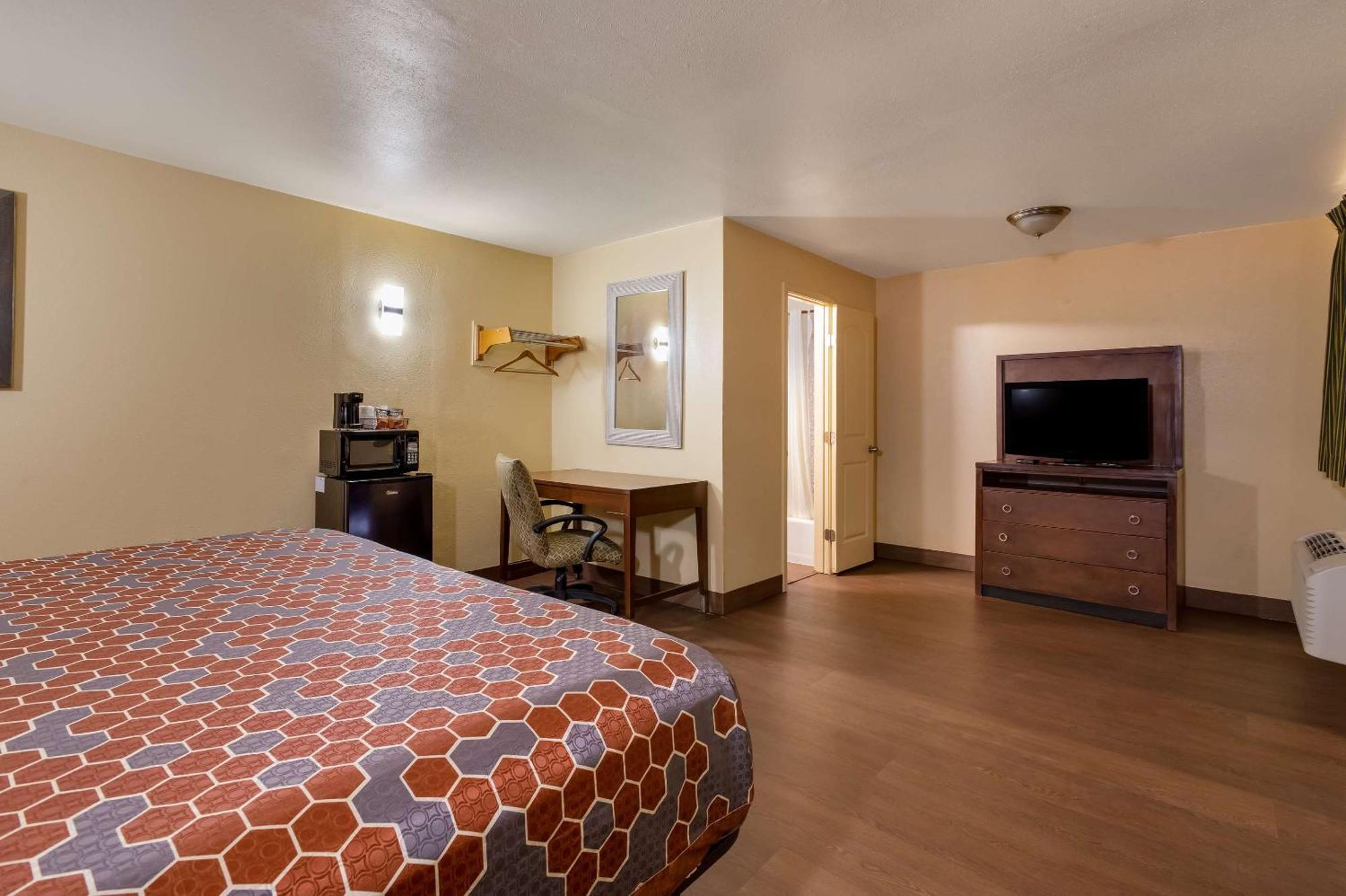 Rodeway Inn & Suites East New Orleans Exterior photo